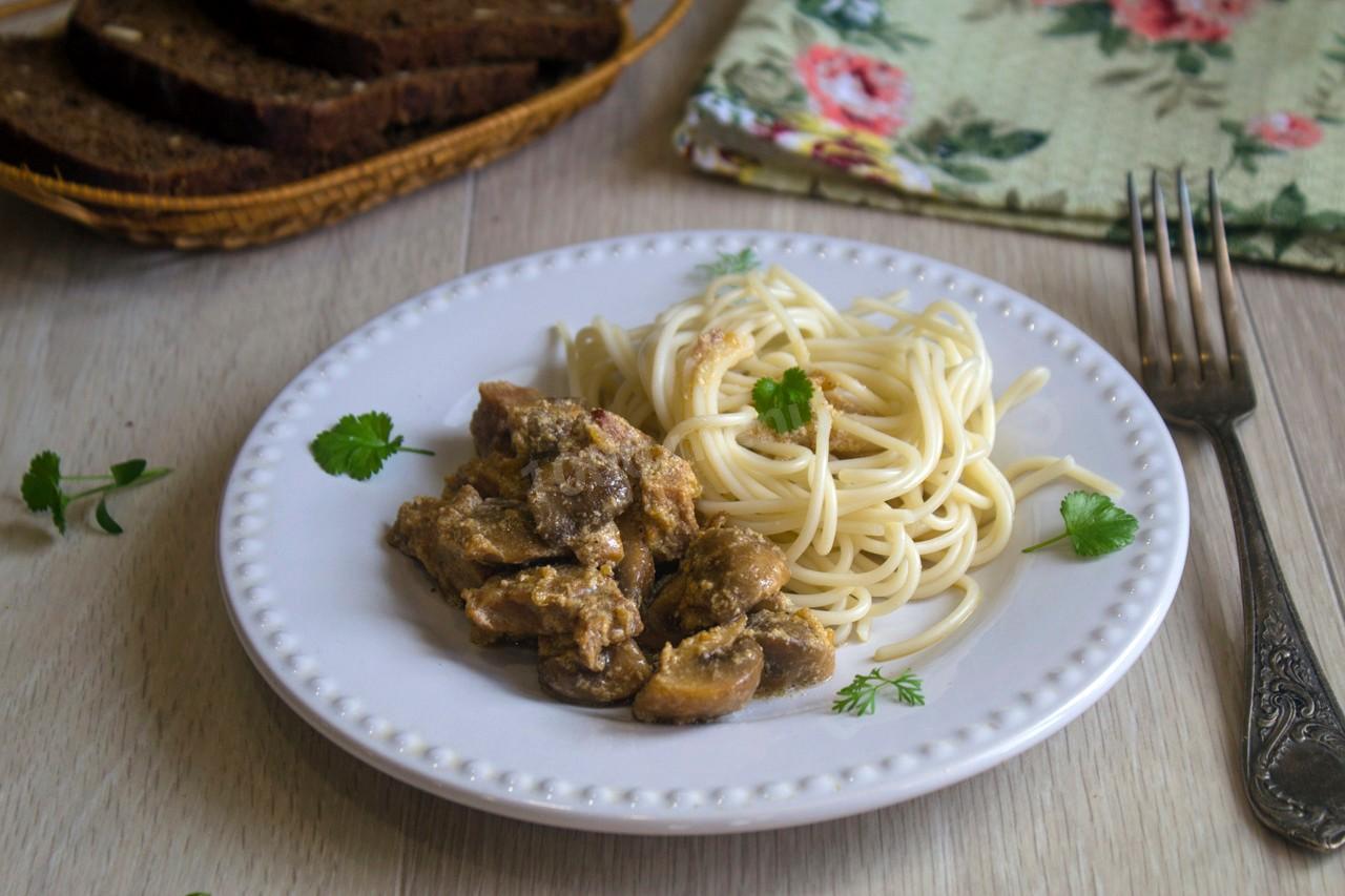 Шаг 11 приготовления Мясо с грибами в мультиварке