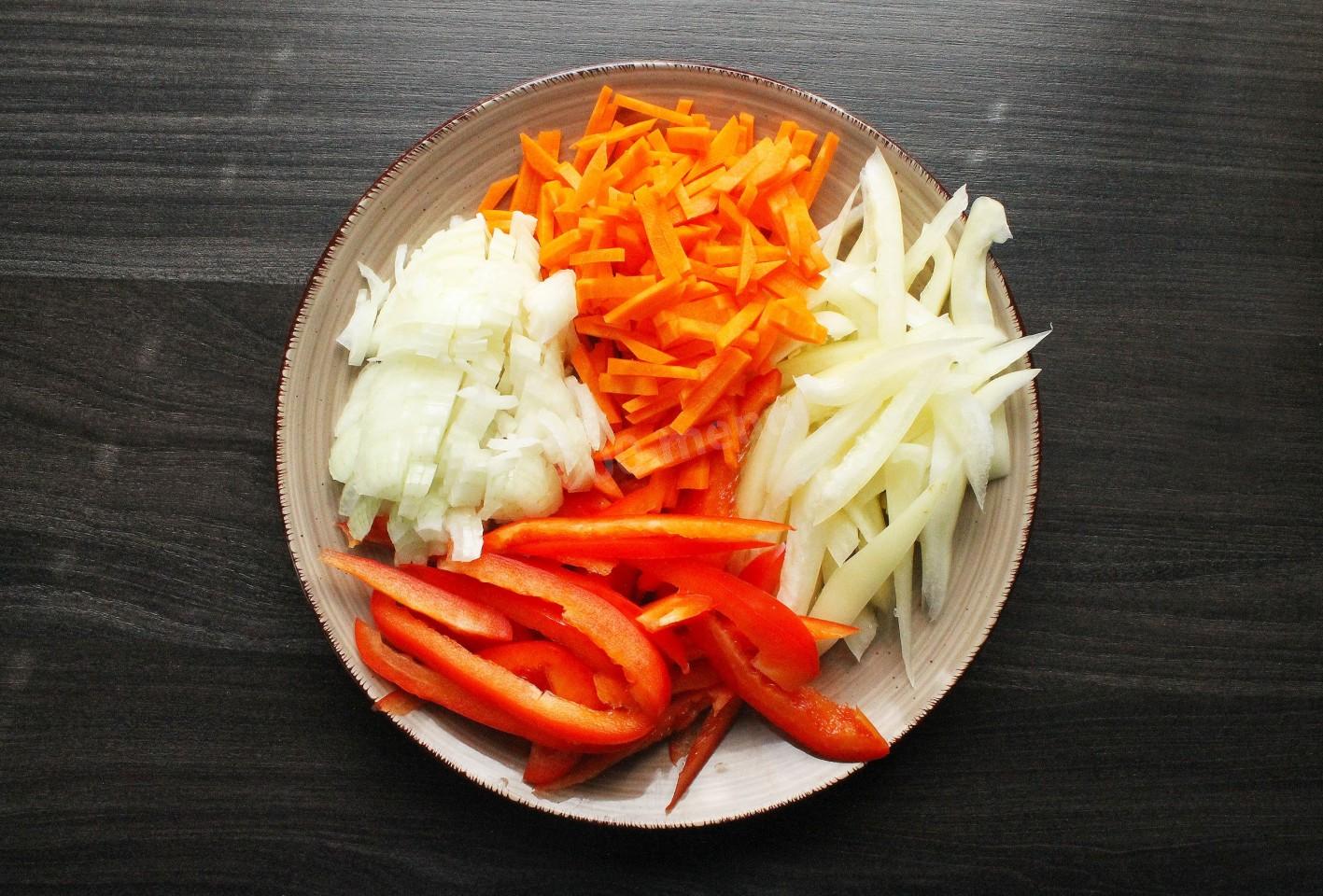 Шаг 4 приготовления Овощное рагу с курицей и картошкой в казане