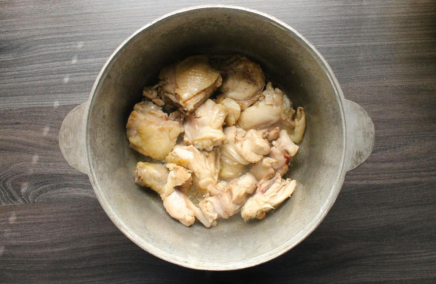 Шаг 5 приготовления Овощное рагу с курицей и картошкой в казане