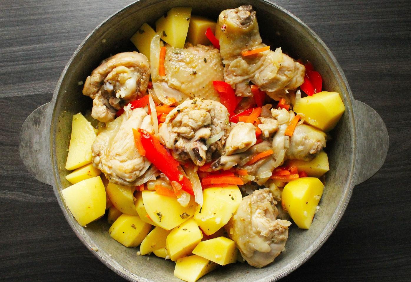 Шаг 8 приготовления Овощное рагу с курицей и картошкой в казане