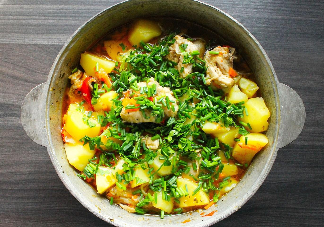 Шаг 9 приготовления Овощное рагу с курицей и картошкой в казане