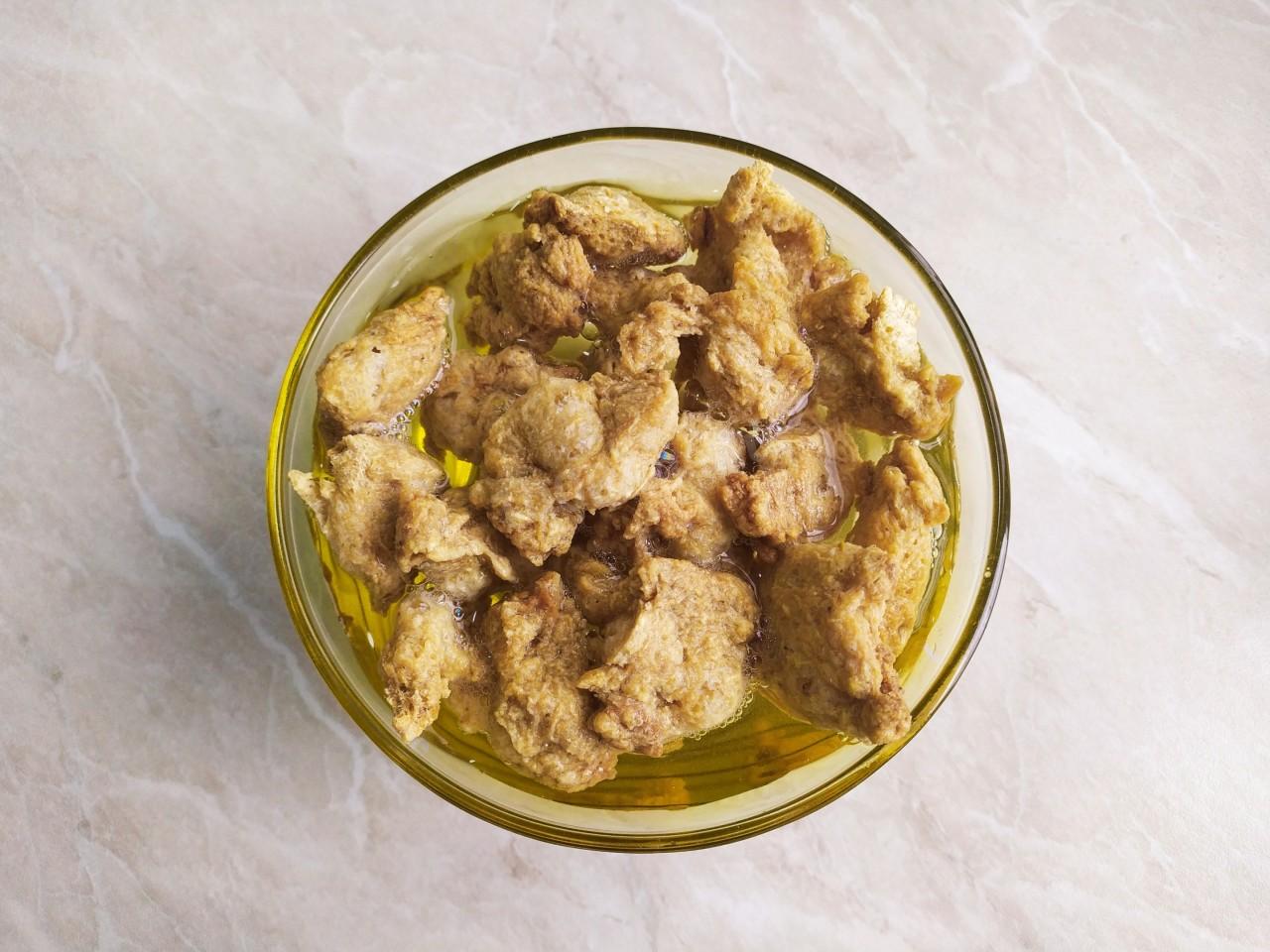 Шаг 2 приготовления Соевое мясо в духовке