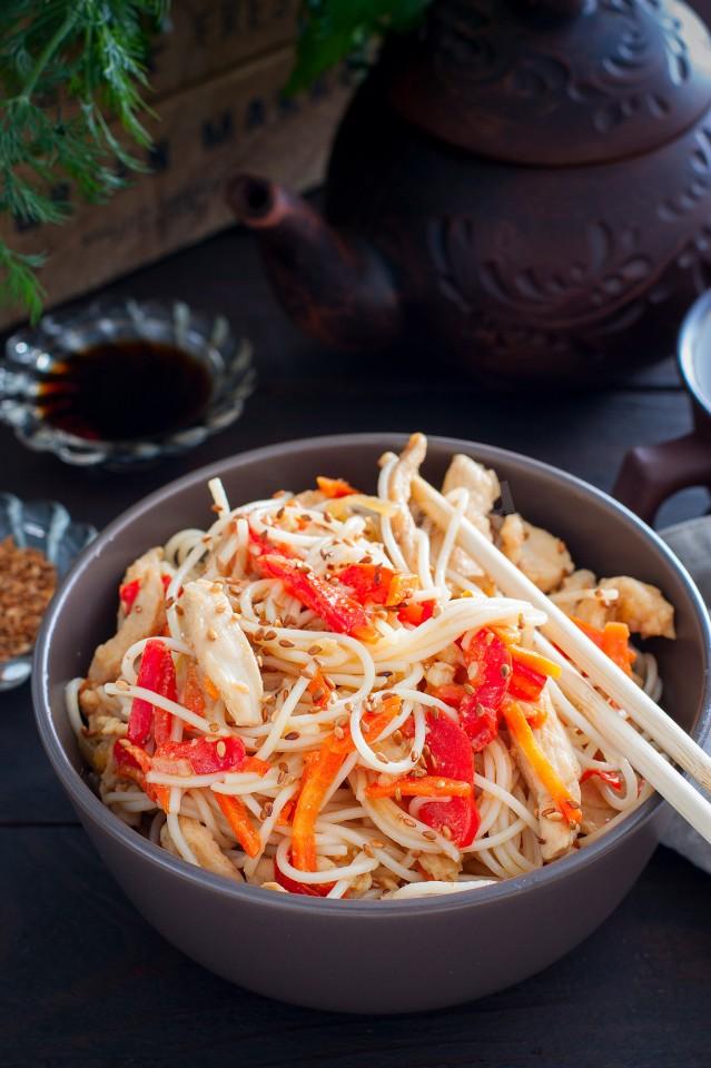 Шаг 10 приготовления Рисовая лапша с курицей и овощами