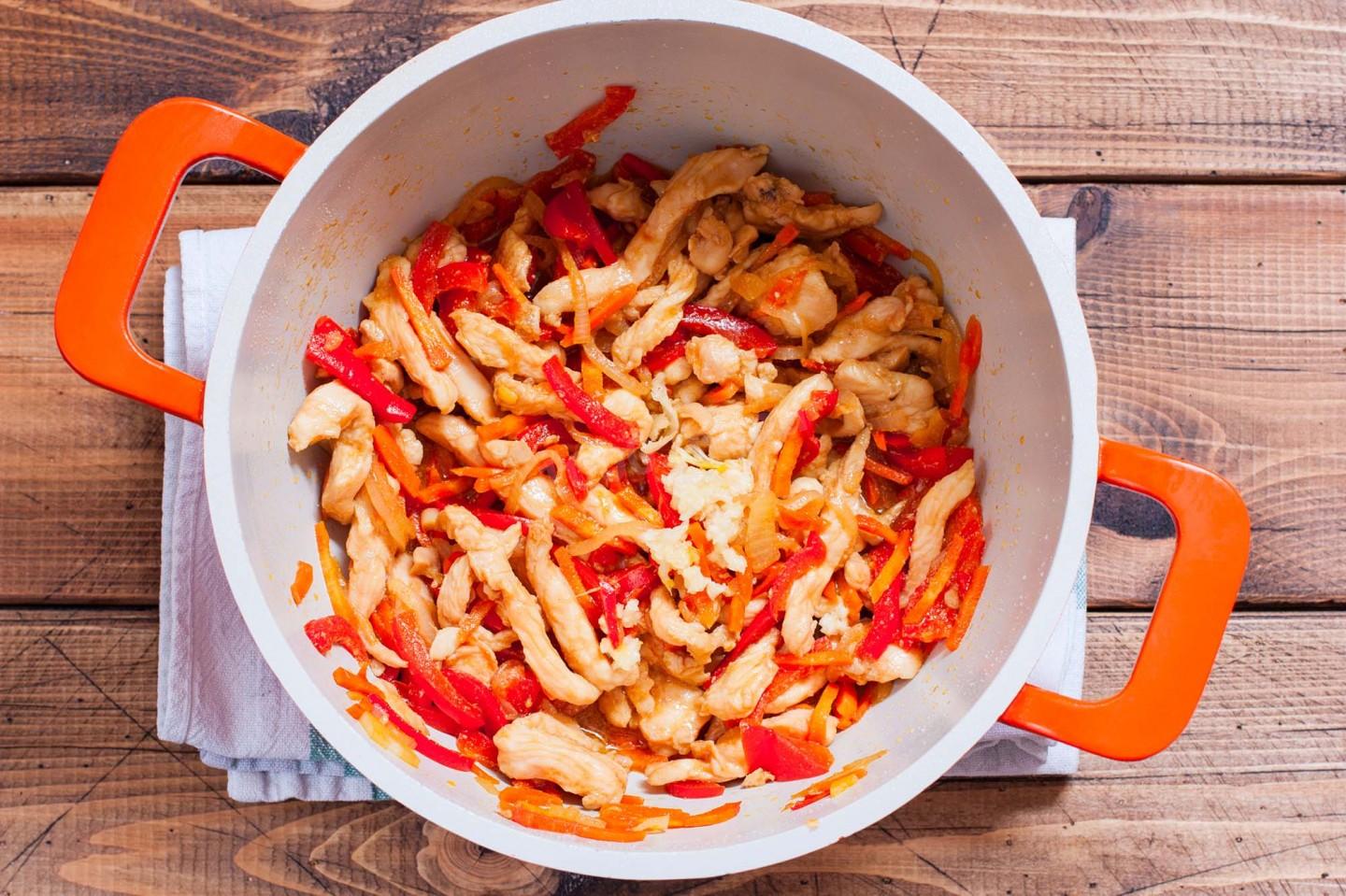 Шаг 7 приготовления Рисовая лапша с курицей и овощами