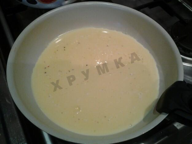 Шаг 3 приготовления Омлет фаршированный с помидорами и перцем