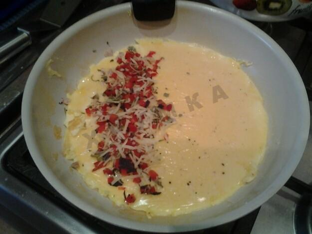 Шаг 4 приготовления Омлет фаршированный с помидорами и перцем