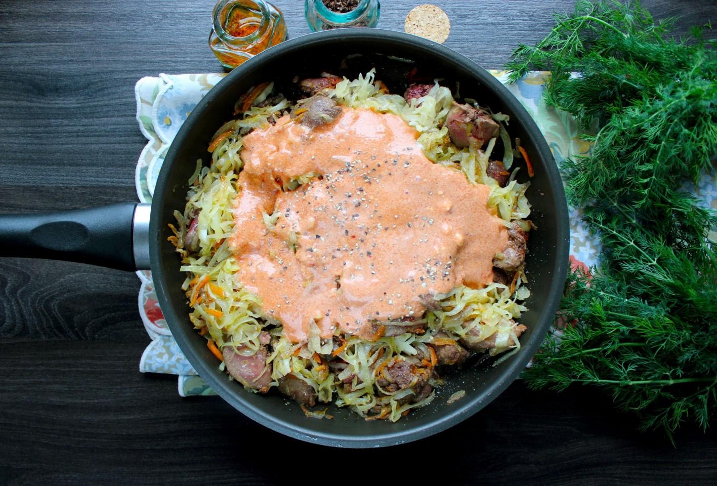 Шаг 11 приготовления Куриная печень с капустой