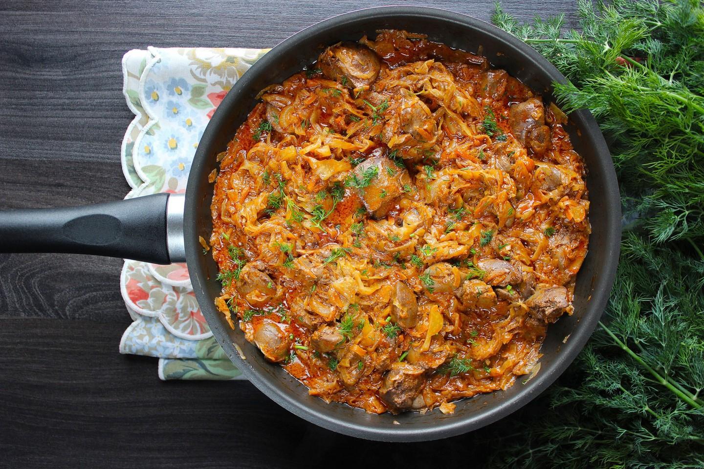 Шаг 12 приготовления Куриная печень с капустой