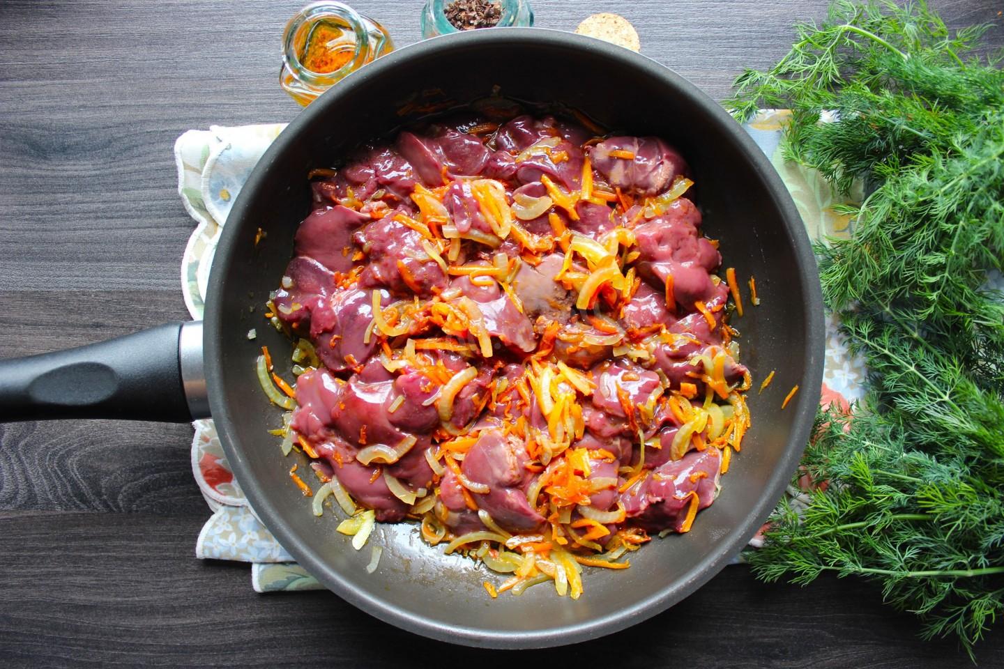 Шаг 7 приготовления Куриная печень с капустой
