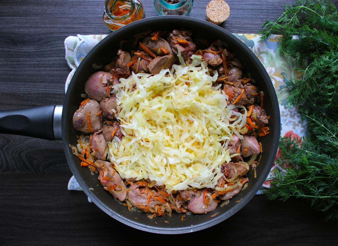Шаг 8 приготовления Куриная печень с капустой