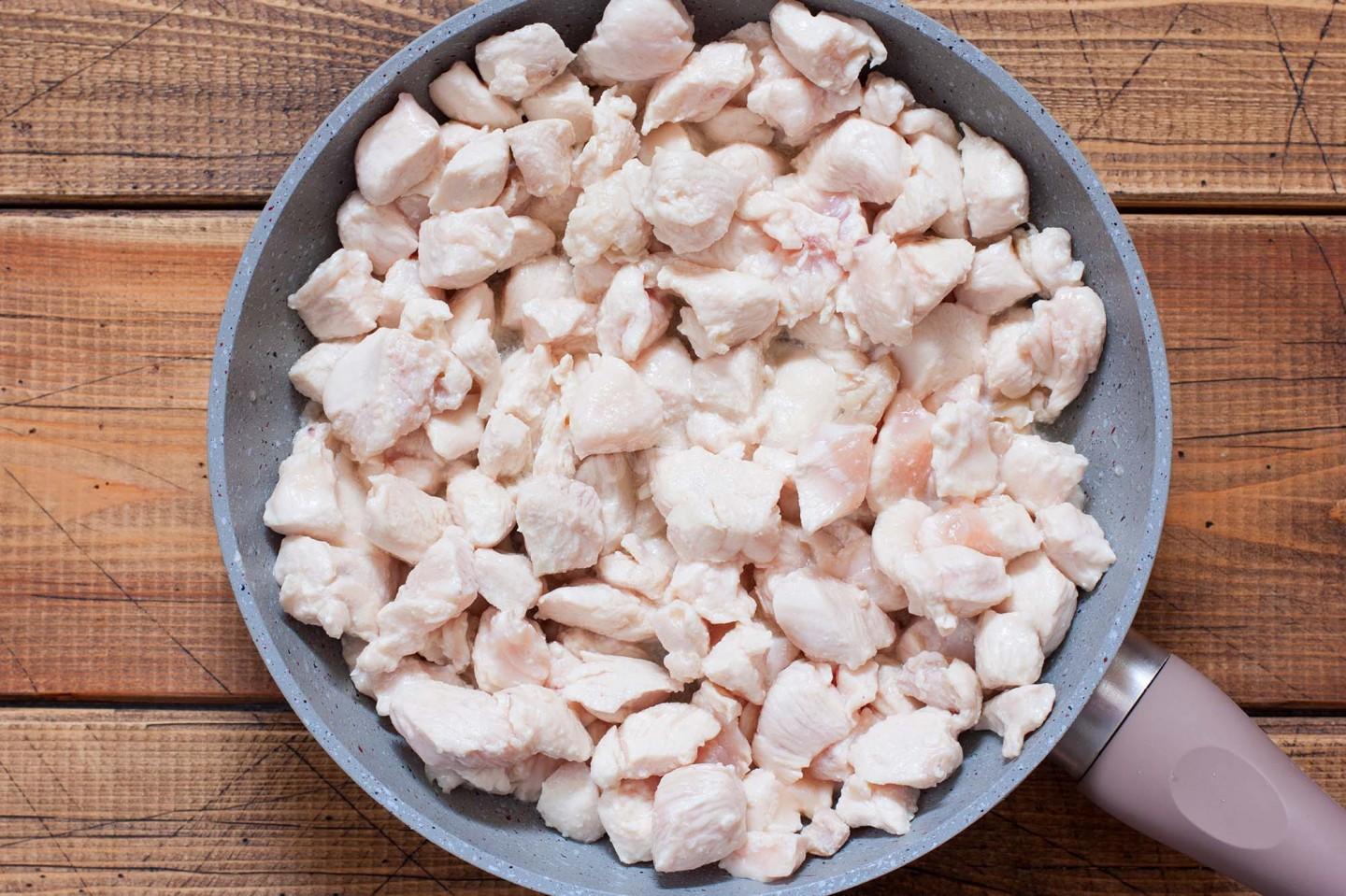 Шаг 2 приготовления Курица с консервированными шампиньонами тушеная