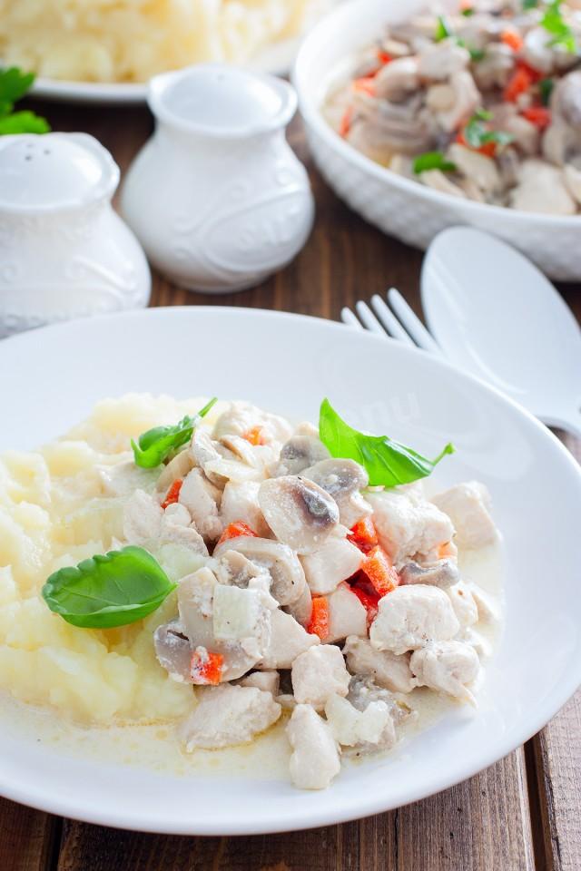 Шаг 7 приготовления Курица с консервированными шампиньонами тушеная