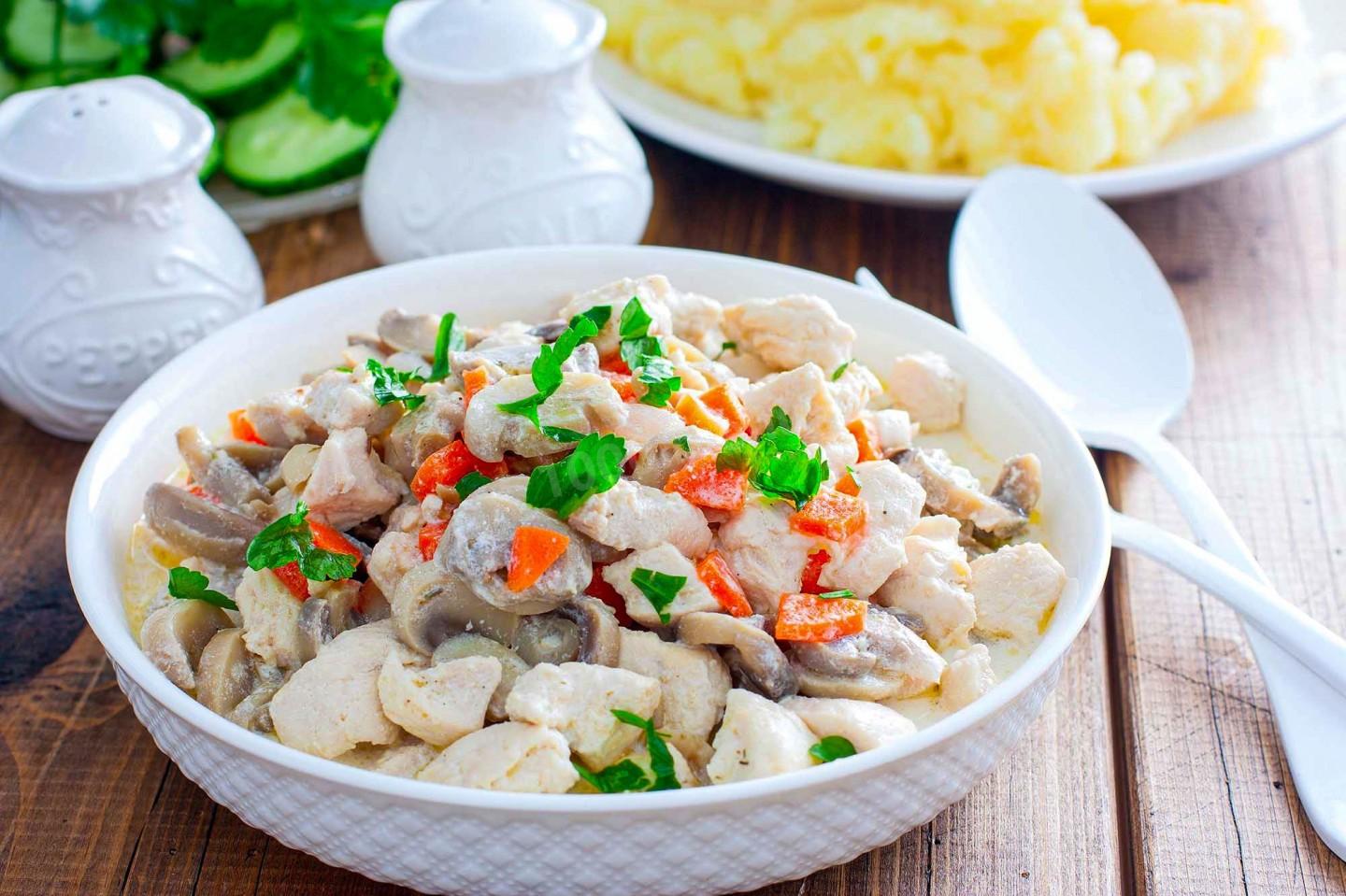 Обложка рецепта Курица с консервированными шампиньонами тушеная