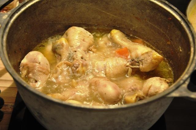 Шаг 5 приготовления Курица с черносливом тушеная