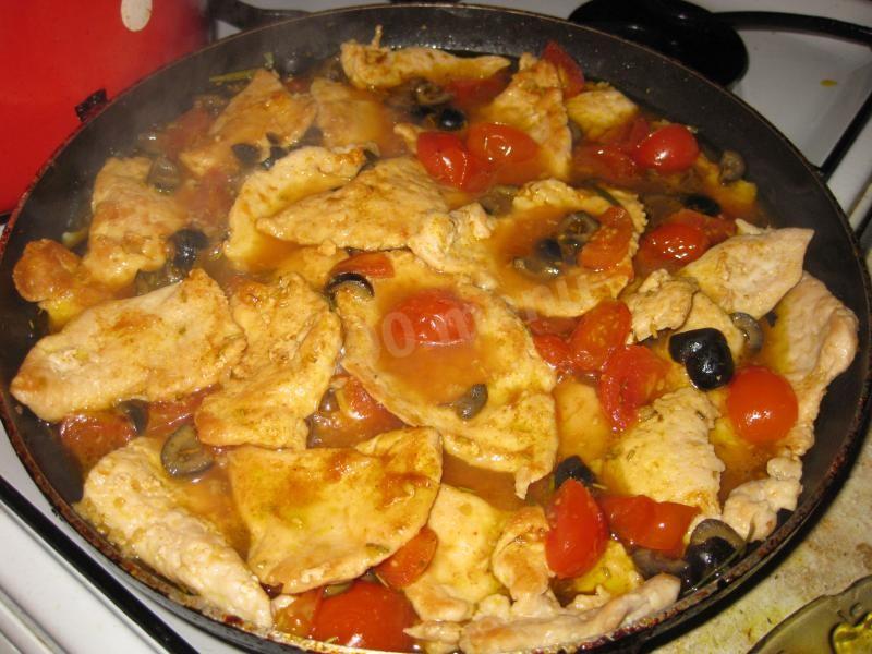 Шаг 10 приготовления Курица с помидорами и маслинами тушеная в белом вине