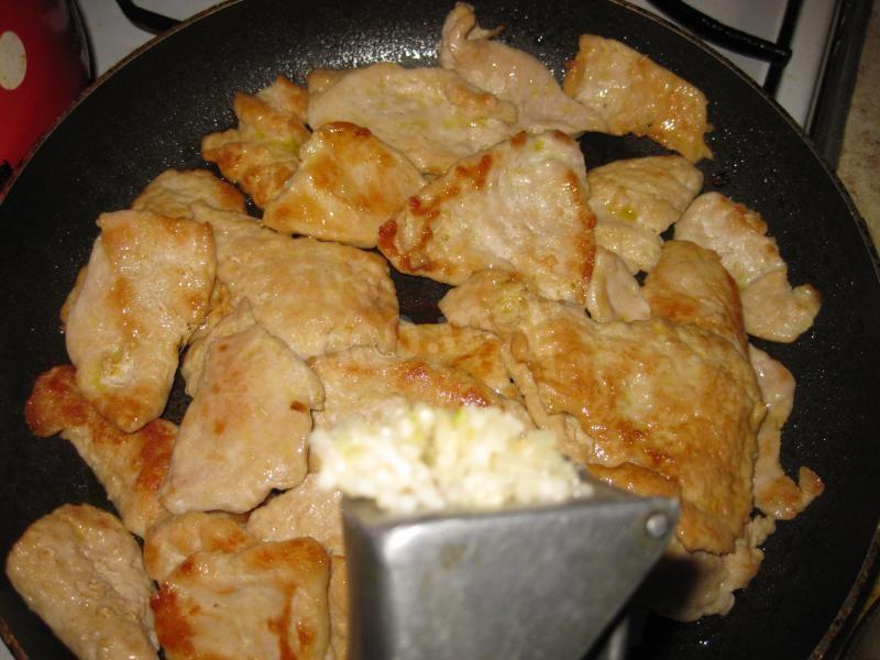 Шаг 5 приготовления Курица с помидорами и маслинами тушеная в белом вине