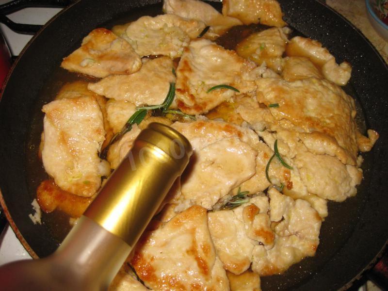 Шаг 7 приготовления Курица с помидорами и маслинами тушеная в белом вине