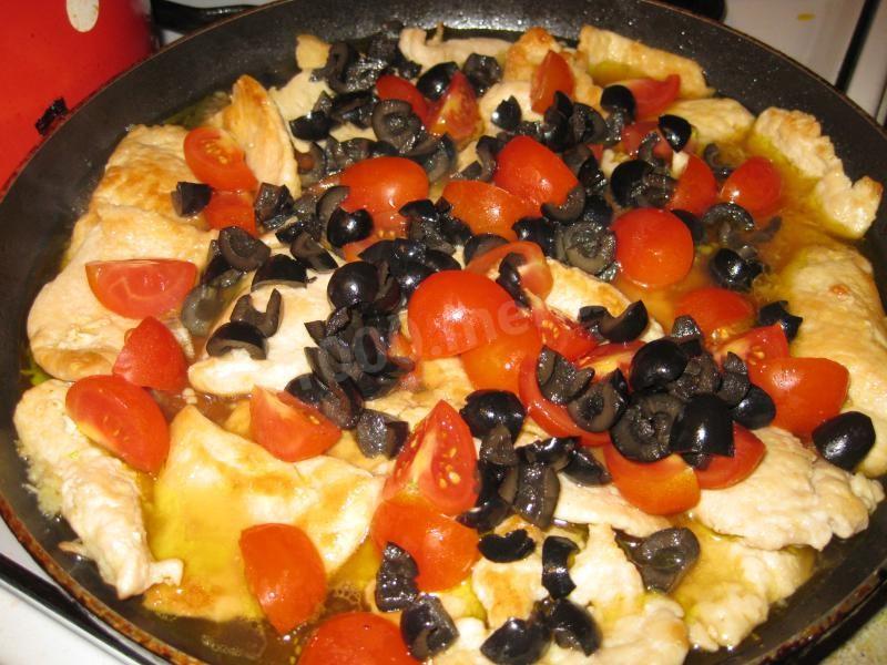 Шаг 9 приготовления Курица с помидорами и маслинами тушеная в белом вине