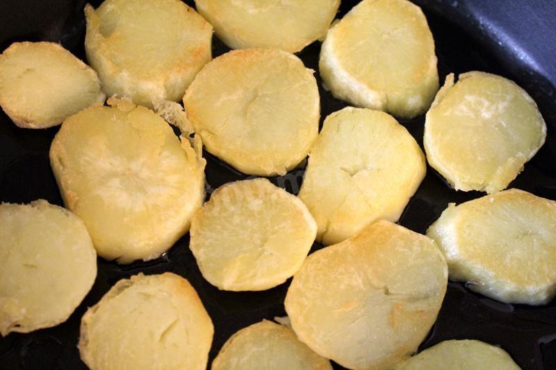 Шаг 6 приготовления Говяжья печень с картошкой и сыром в духовке