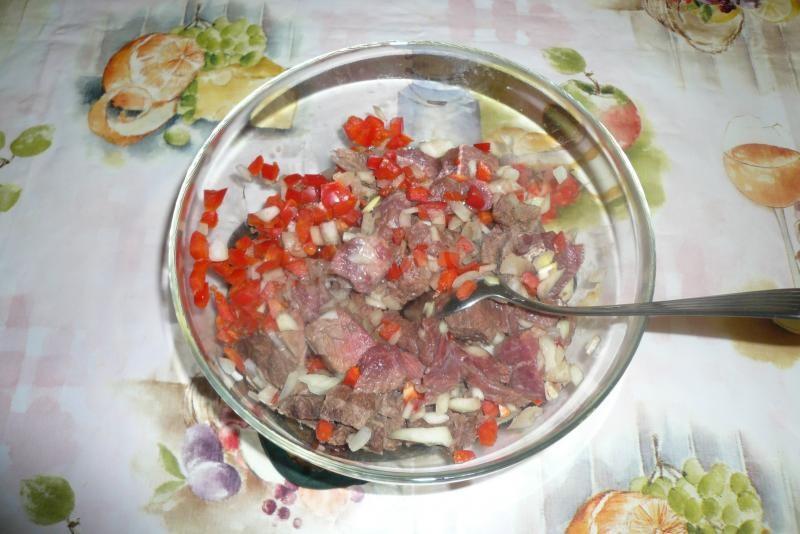 Шаг 6 приготовления Гуляш по-венгерски в микроволновке