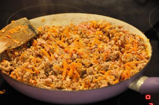Шаг 4 приготовления Лингвини с говядиной свининой и овощами