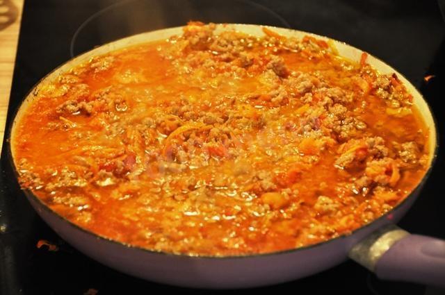 Шаг 7 приготовления Лингвини с говядиной свининой и овощами
