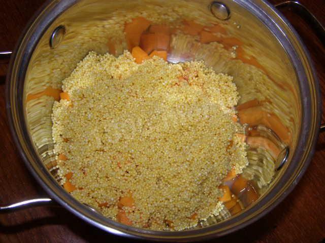 Шаг 4 приготовления Молочная пшенная каша с тыквой и малиной