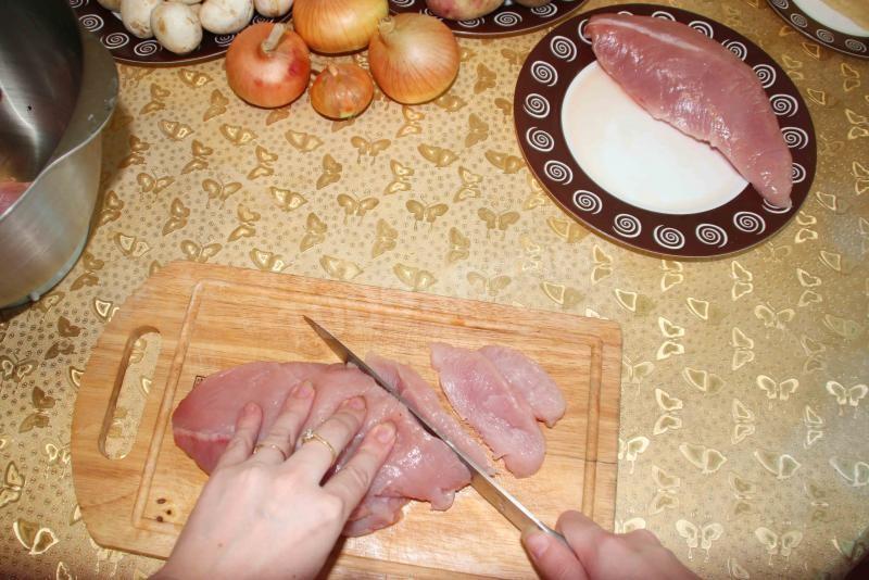 Шаг 2 приготовления Мясо по-французски с ананасами и картошкой в духовке