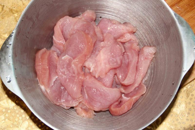 Шаг 3 приготовления Мясо по-французски с ананасами и картошкой в духовке