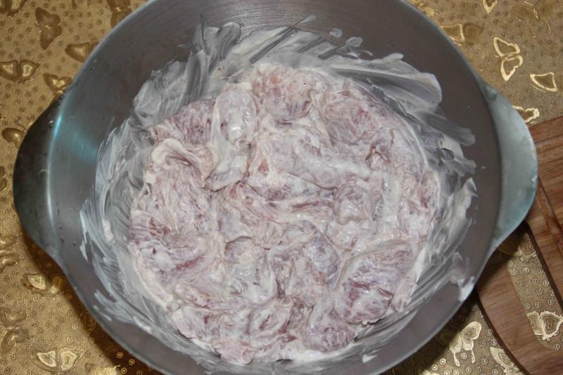 Шаг 5 приготовления Мясо по-французски с ананасами и картошкой в духовке