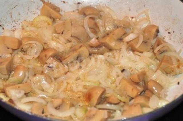 Шаг 5 приготовления Печень с грибами запеченная в горшочке