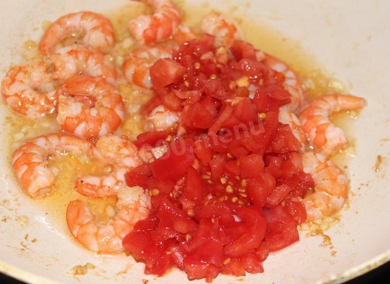 Шаг 7 приготовления Макароны с креветками и с помидорами