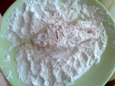 Шаг 5 приготовления Горбуша жареная кусками в муке