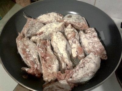 Шаг 6 приготовления Горбуша жареная кусками в муке