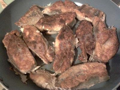 Шаг 7 приготовления Горбуша жареная кусками в муке