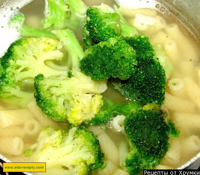 Шаг 5 приготовления Макароны с курицей и брокколи под сырным соусом