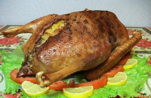 Обложка рецепта Жареный гусь, фаршированный картофелем