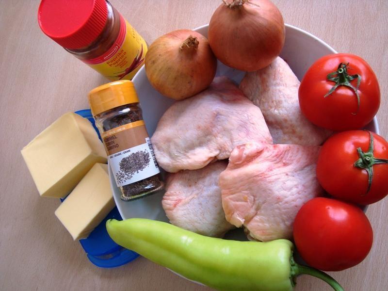 Шаг 1 приготовления Пёркёлт из курицы