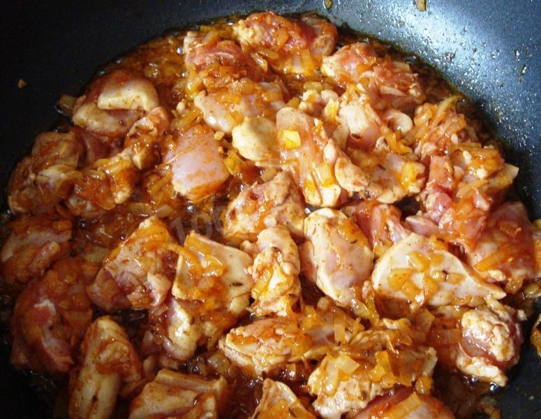 Шаг 5 приготовления Пёркёлт из курицы