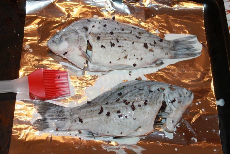 Шаг 3 приготовления Караси в сметане с черри и розмарином