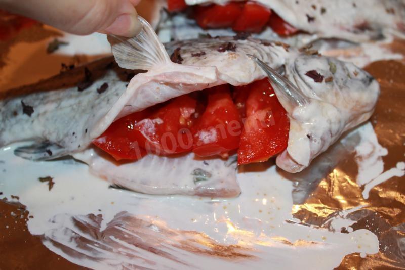 Шаг 5 приготовления Караси в сметане с черри и розмарином