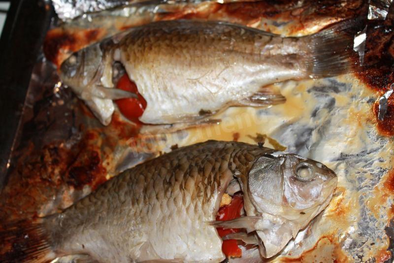 Шаг 7 приготовления Караси в сметане с черри и розмарином
