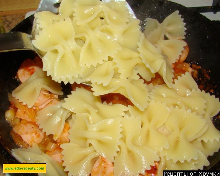 Шаг 8 приготовления Макароны с сосисками и помидорами