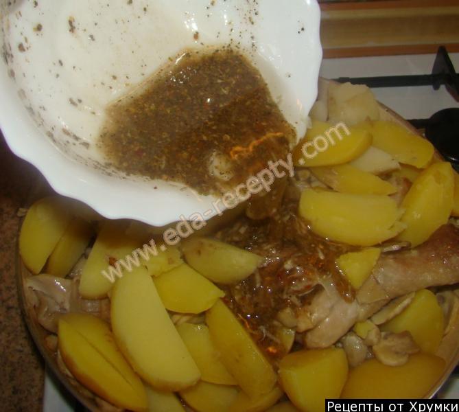Шаг 7 приготовления Запеченная картошка с курицей в духовке