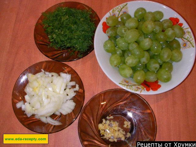 Шаг 1 приготовления Курица, тушенная с виноградом и карри