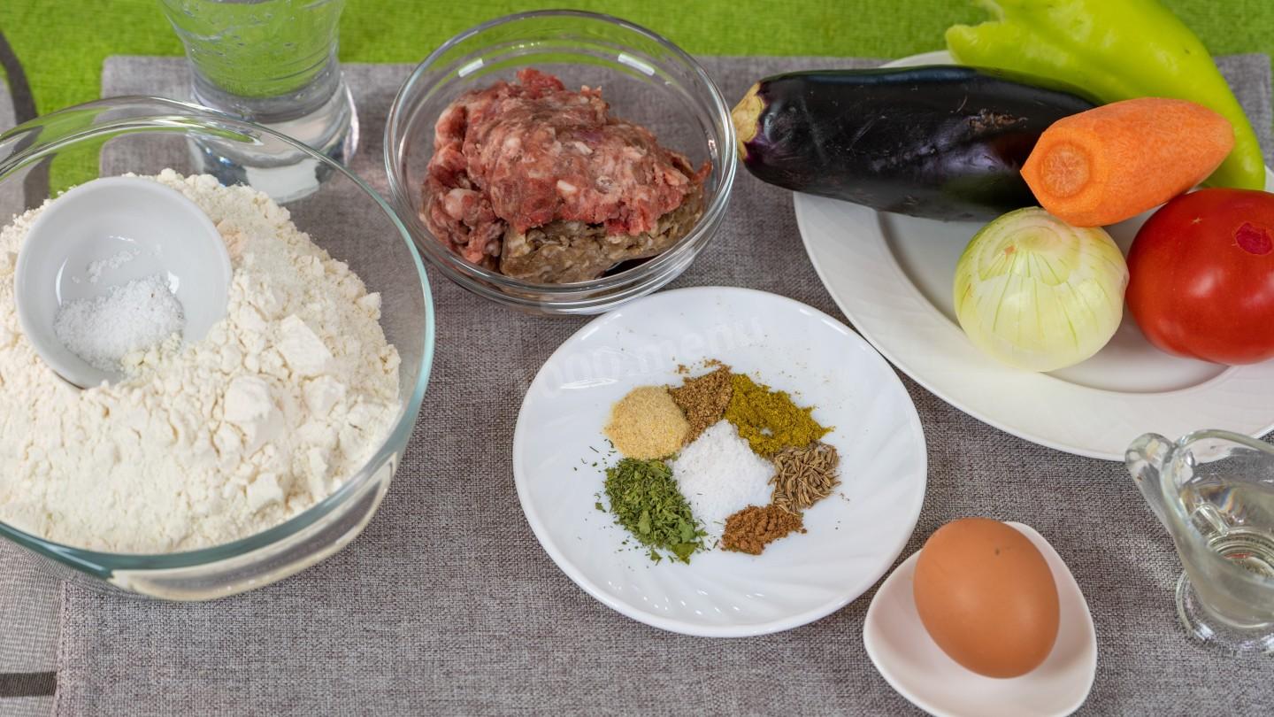 Шаг 1 приготовления Вареники с начинкой из мясного фарша с овощами