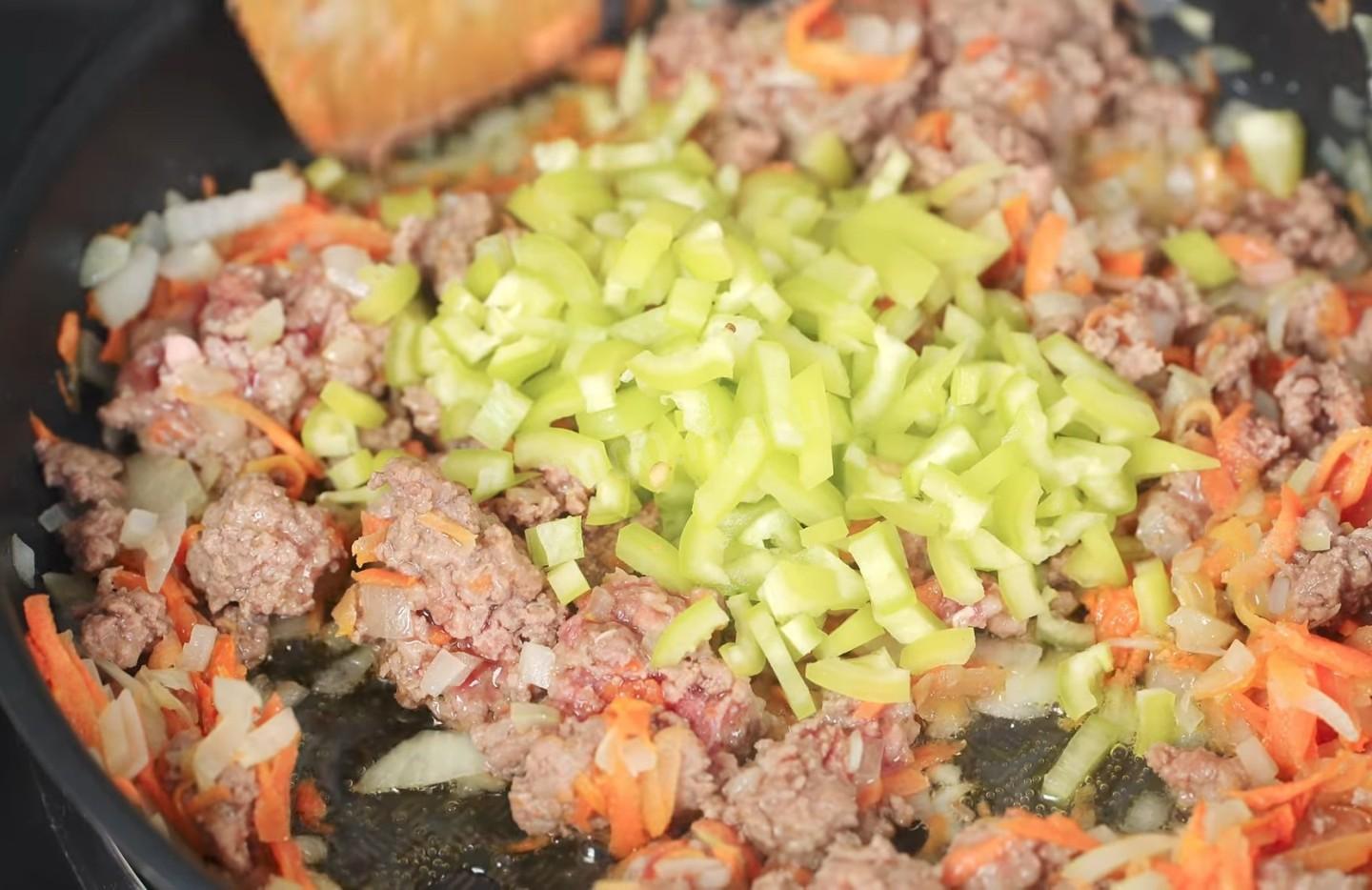 Шаг 10 приготовления Вареники с начинкой из мясного фарша с овощами