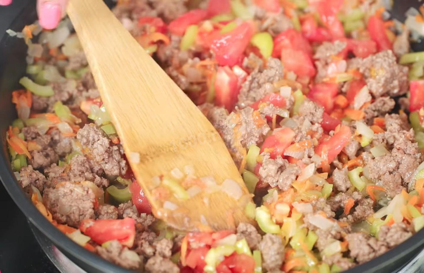 Шаг 11 приготовления Вареники с начинкой из мясного фарша с овощами