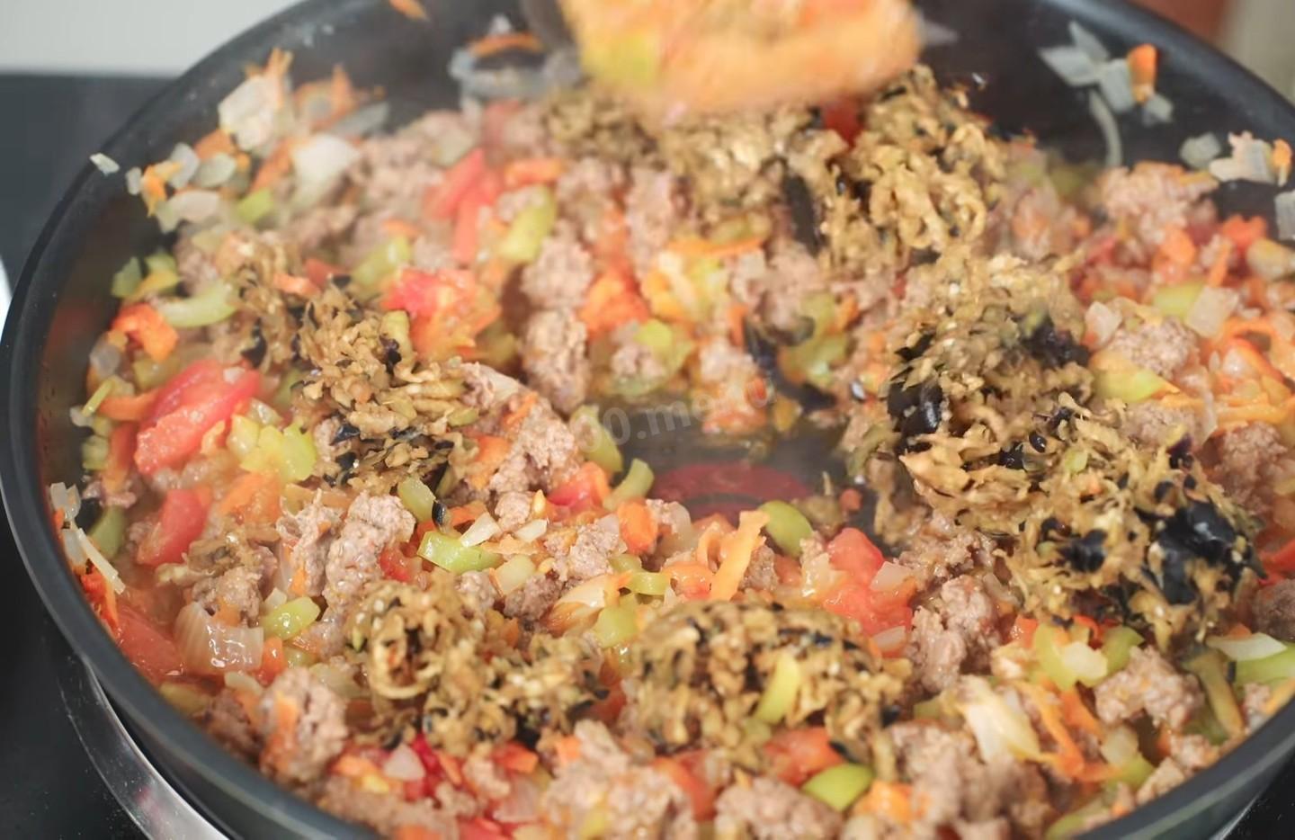 Шаг 12 приготовления Вареники с начинкой из мясного фарша с овощами