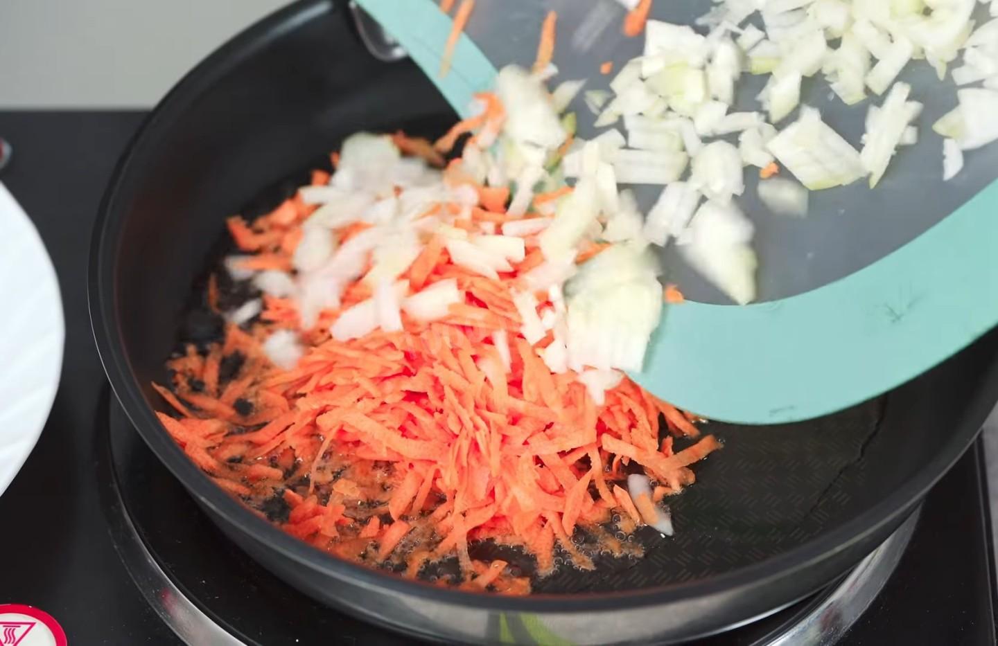 Шаг 7 приготовления Вареники с начинкой из мясного фарша с овощами
